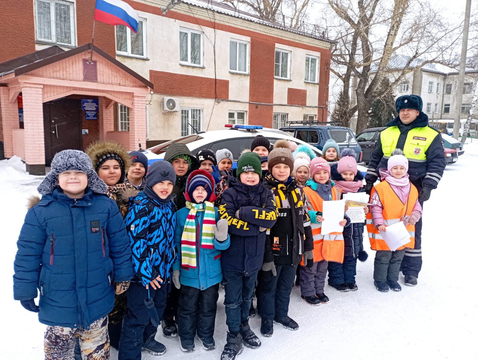 Сотрудники Каменской Госавтоинспекции совместно с педагогом и первоклассниками МБОУ «Крутихинская СОШ» провели акцию «Письмо водителю».
